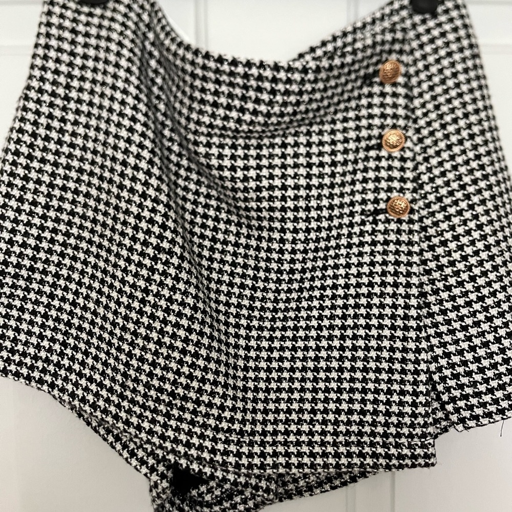Stylish Black and White Houndstooth Skort